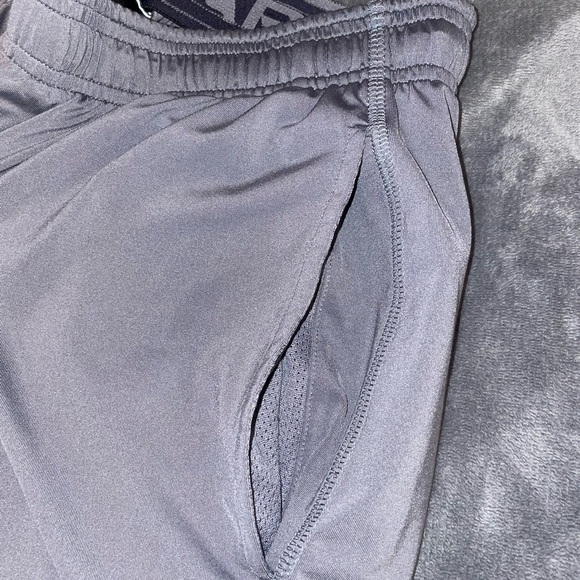 Grey under armour athletic shorts - Picture 2 of 4